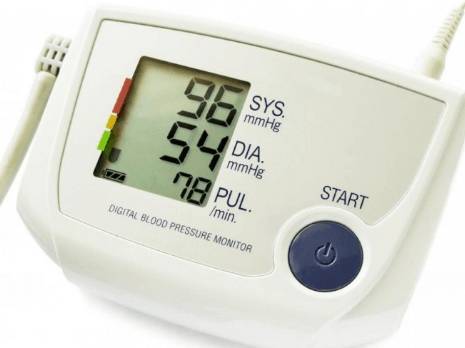 От чего падает давление у человека и болит голова