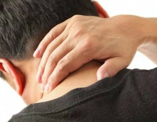 Когда наклоняю голову вниз болит затылок