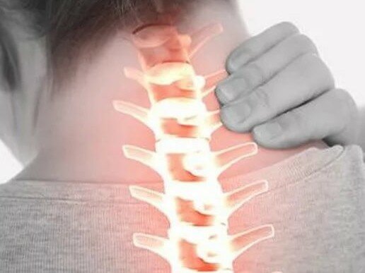 Болит голова у шеи справа