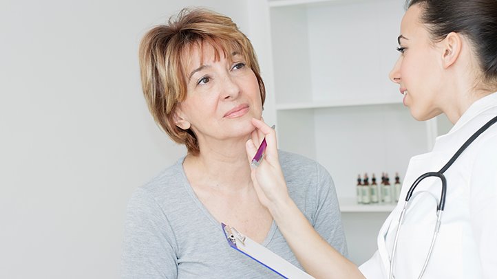 Врач определяет причины головной боли при климаксе