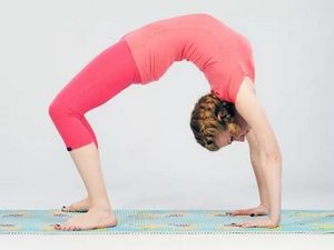 Какую зарядку делать утром если болит спина