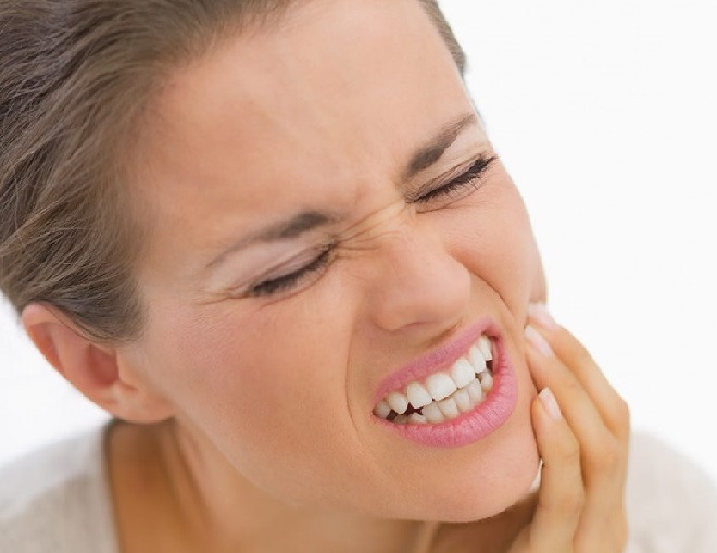 Почему болит горло после удаления зуба