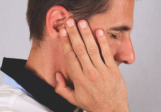 болит щека