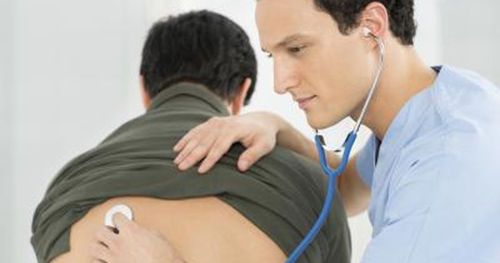 Врач выслушивает легкие