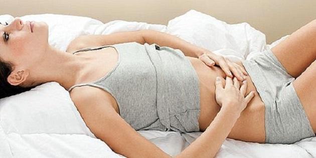 У девушки болит живот