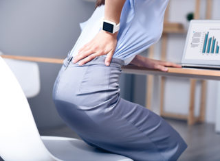 Резко встать болит спина