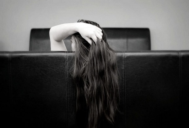 длинноволосая девушка на спинке дивана